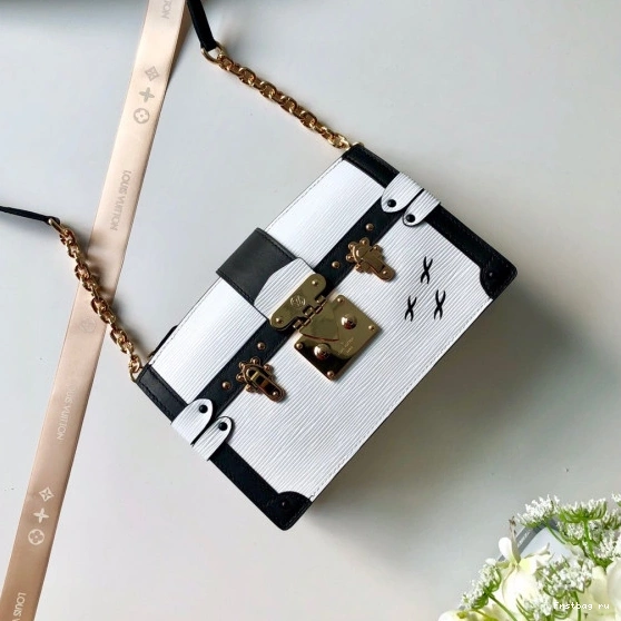First bag ru Louis Vuitton CHANELUTCH TRUNK 0805